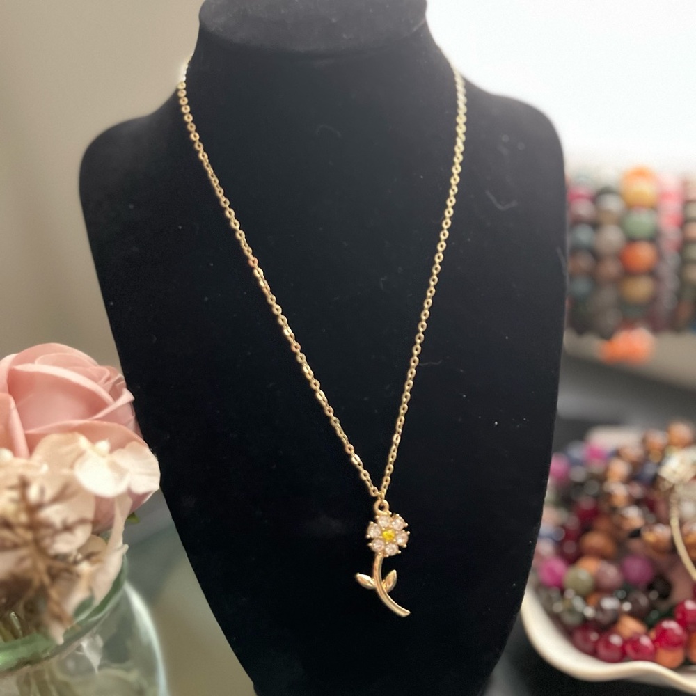 Gold Tone Flower Pendant Necklace